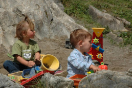 Kinder beim spielen im Plattenbödeli