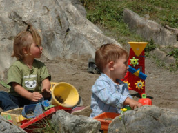 Kinder beim spielen im Plattenbödeli