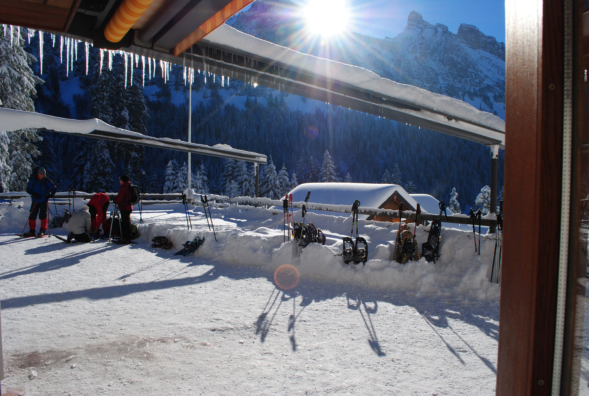 Plattenbödeli Balkon mit Schnee bedeckt