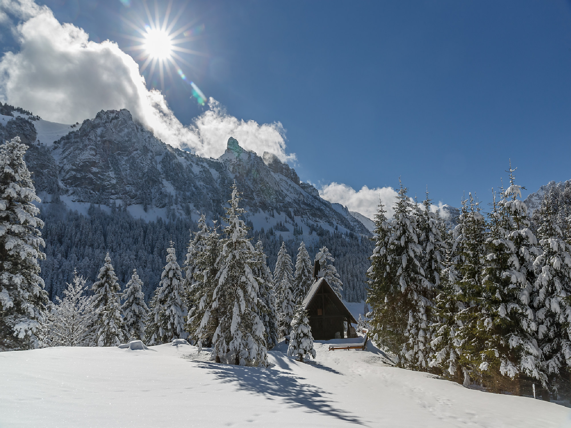 Kapelle Berggasthaus Plattenbödeli tief verschneit